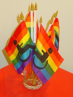 Regenbogenfähnchen mit Rollimotiv im Glas